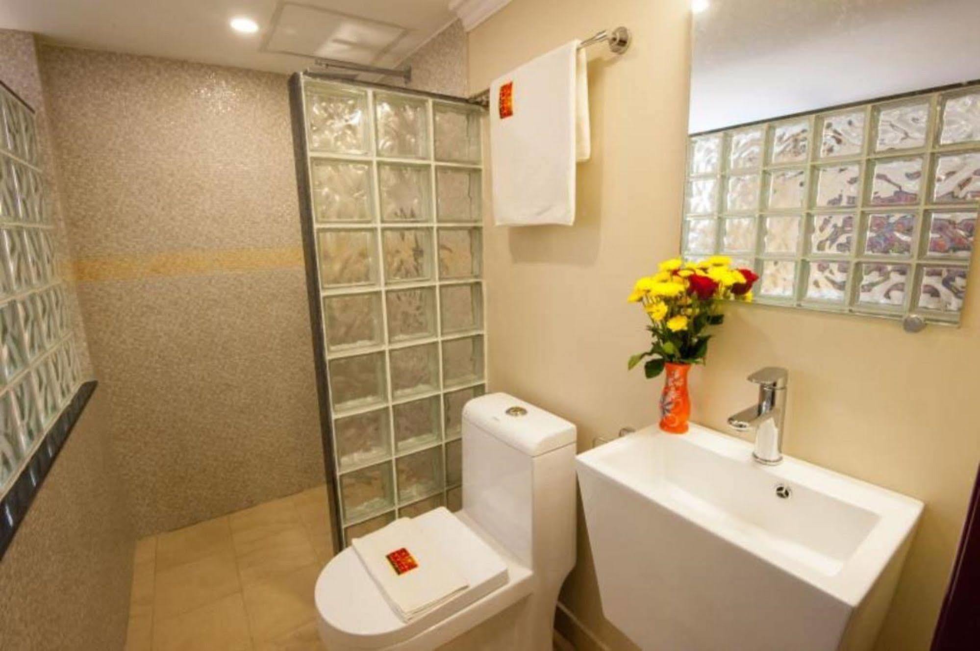 Bar Oz Riverside Guesthouse Phnom Penh Dış mekan fotoğraf