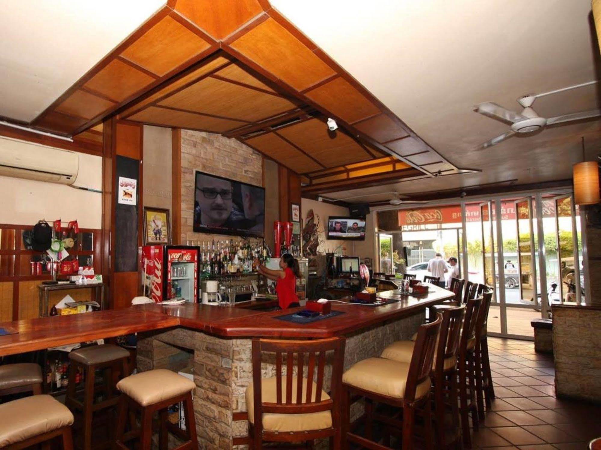 Bar Oz Riverside Guesthouse Phnom Penh Dış mekan fotoğraf