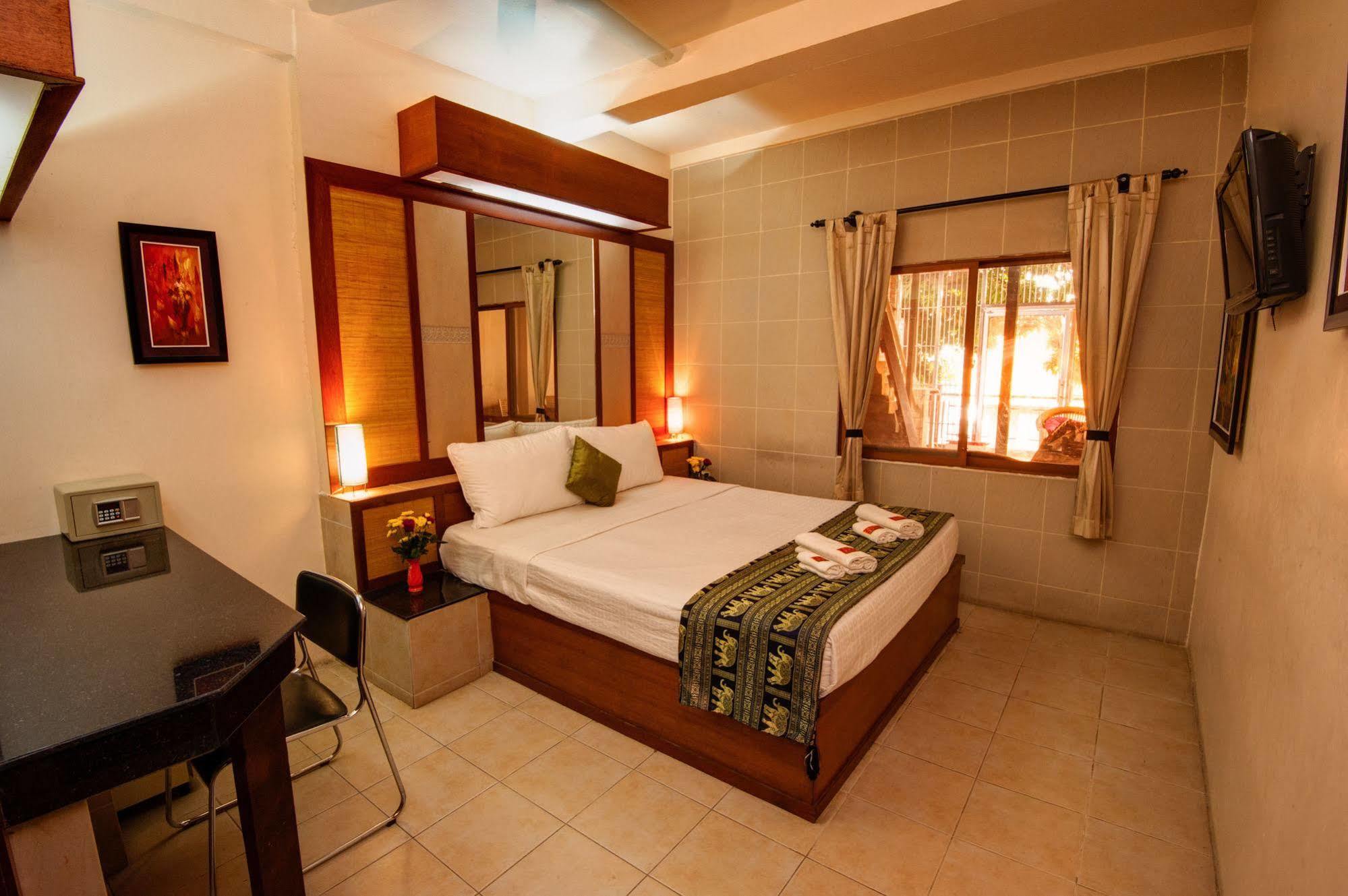 Bar Oz Riverside Guesthouse Phnom Penh Dış mekan fotoğraf